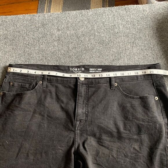Torrid “Feel The Fit” Black Denim Shorts Perfect 5” Stretch 5 Pocket Sz 20 - Picture 11 of 14